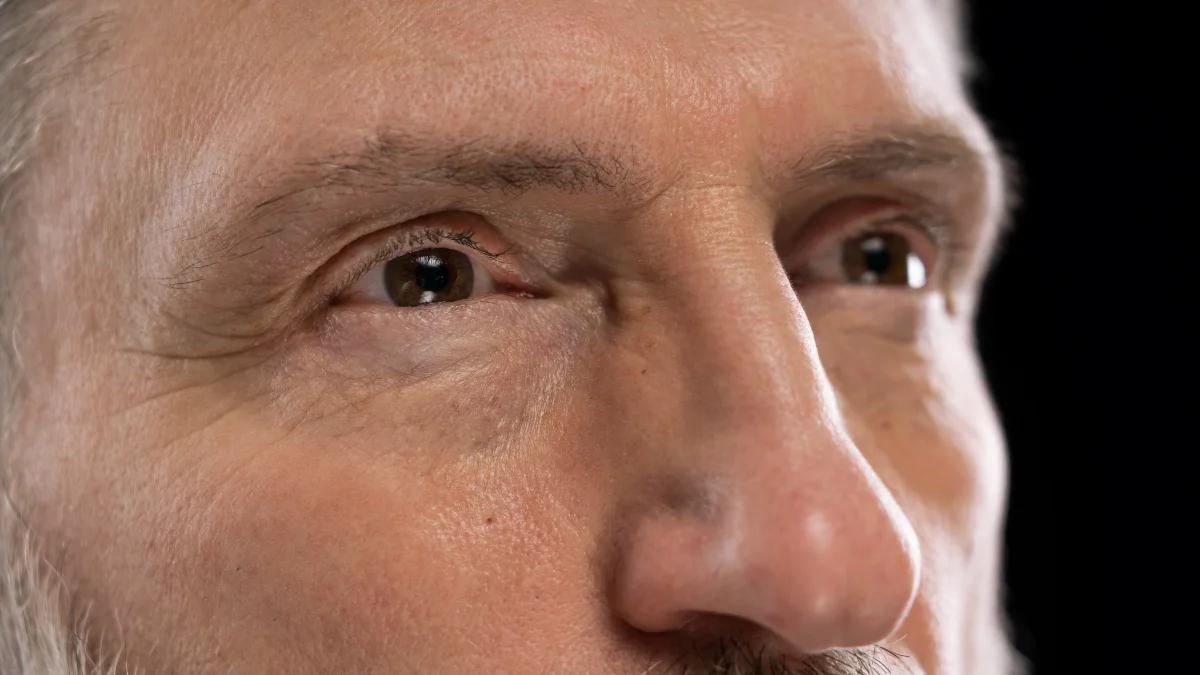 Why Does Squinting Help? The Pinhole Effect