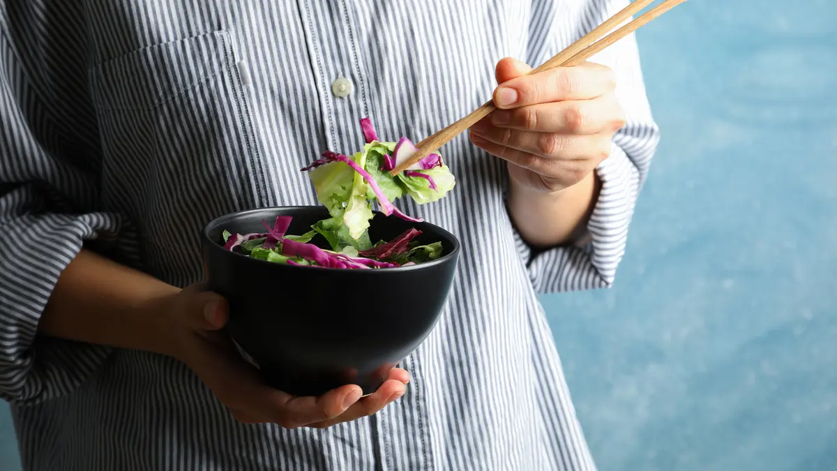 Sharp Side Pain at Night? The "Crystal Clog" Hiding in Your Healthy Salad