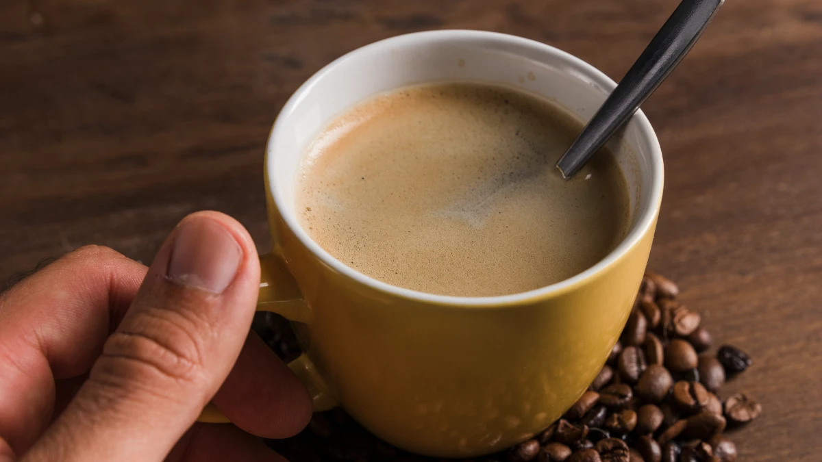 Using turmeric coffee to reduce joint pain naturally using daily anti-inflammatory spices