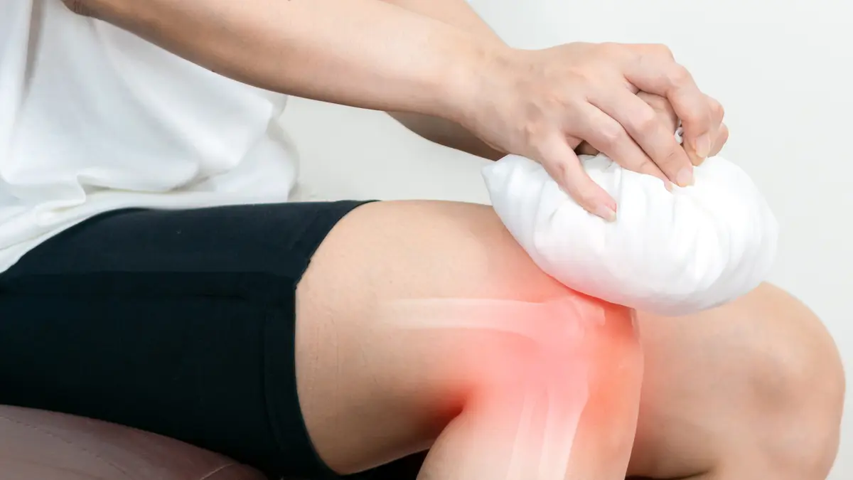 Conceptual image of knee inflammation and joint recovery, showing cryotherapy being used for osteoarthritis relief.