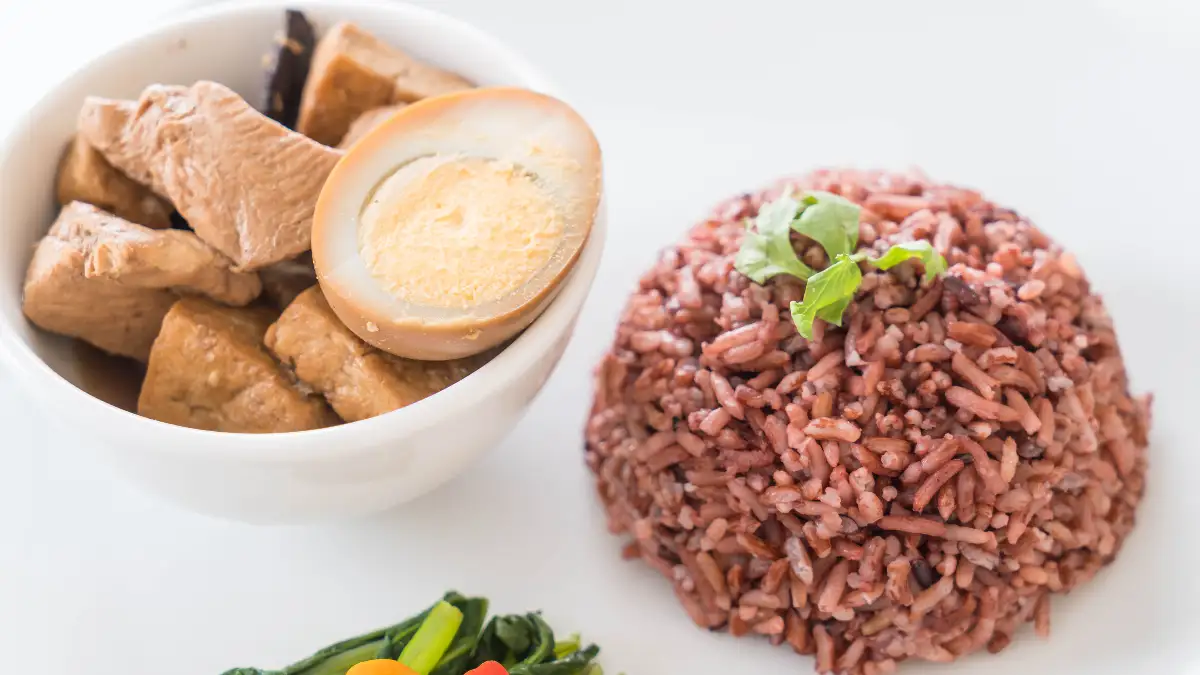 A healthy meal of high-fiber brown rice and lean protein, perfect for maintaining stable blood sugar levels and long-lasting energy.