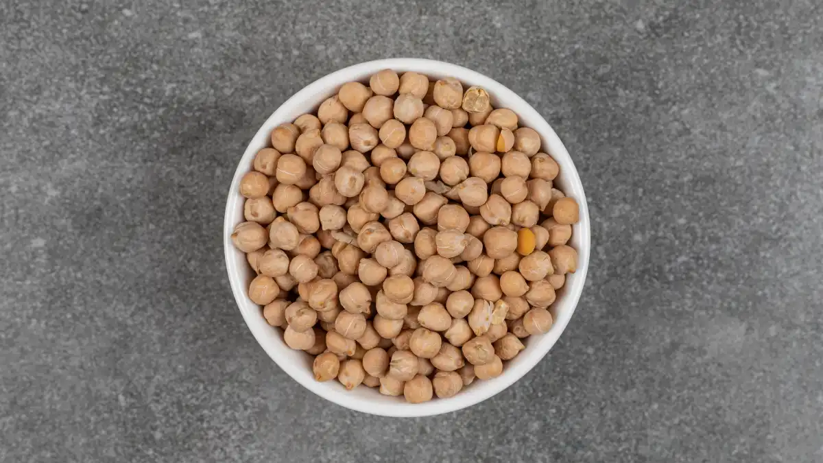 Dried chickpeas in a bowl, a high-fiber and protein-rich legume perfect for roasting into a healthy, energy-stable snack.